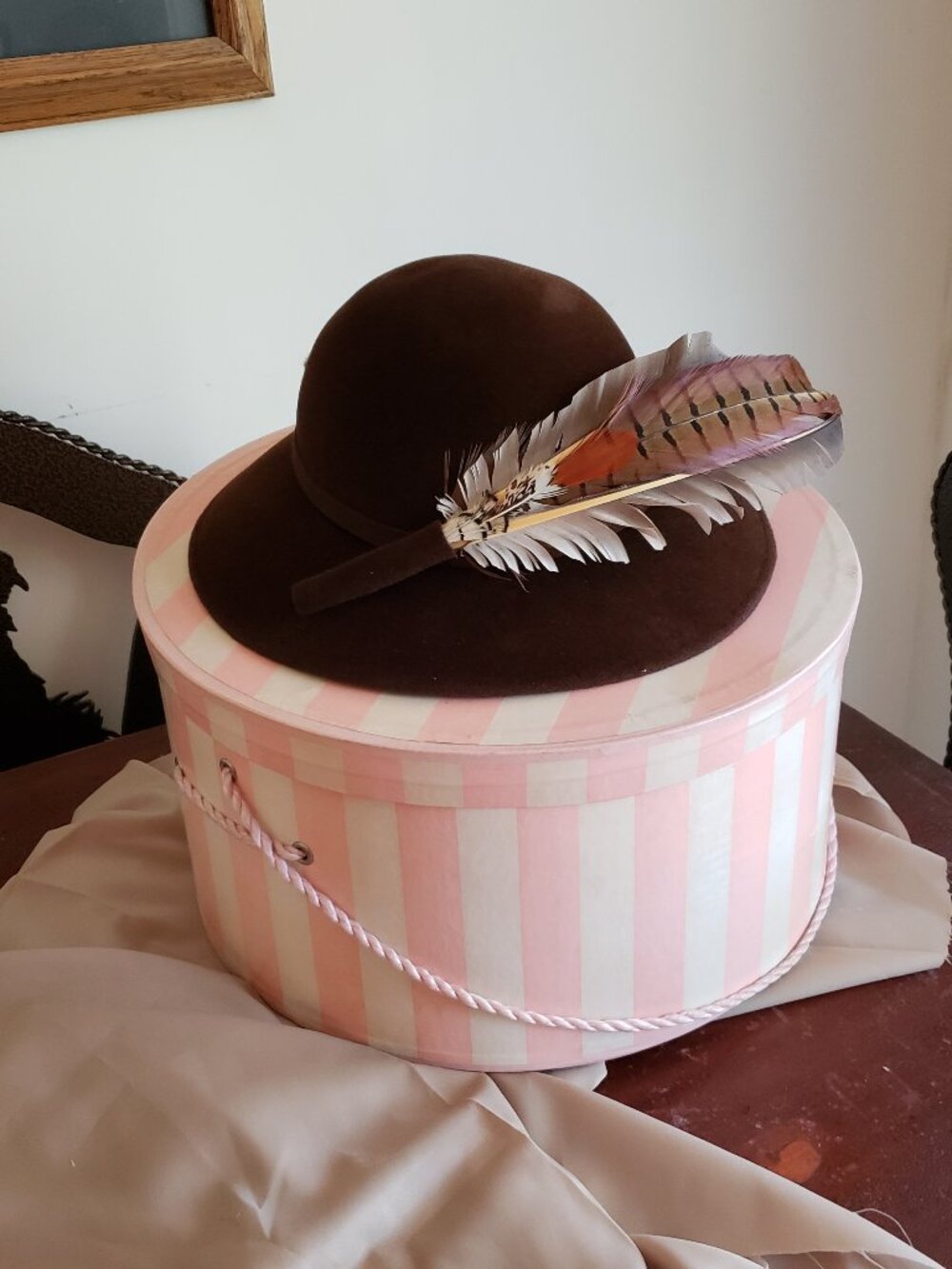 VINTAGE BAVARIAN LOVELY WOMAN'S HAT WITH BEAUTIFUL PHEASANT FEATHERS